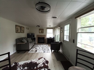 Cottage on Conesus lake w private shared lake access/beach, fireplace & AC