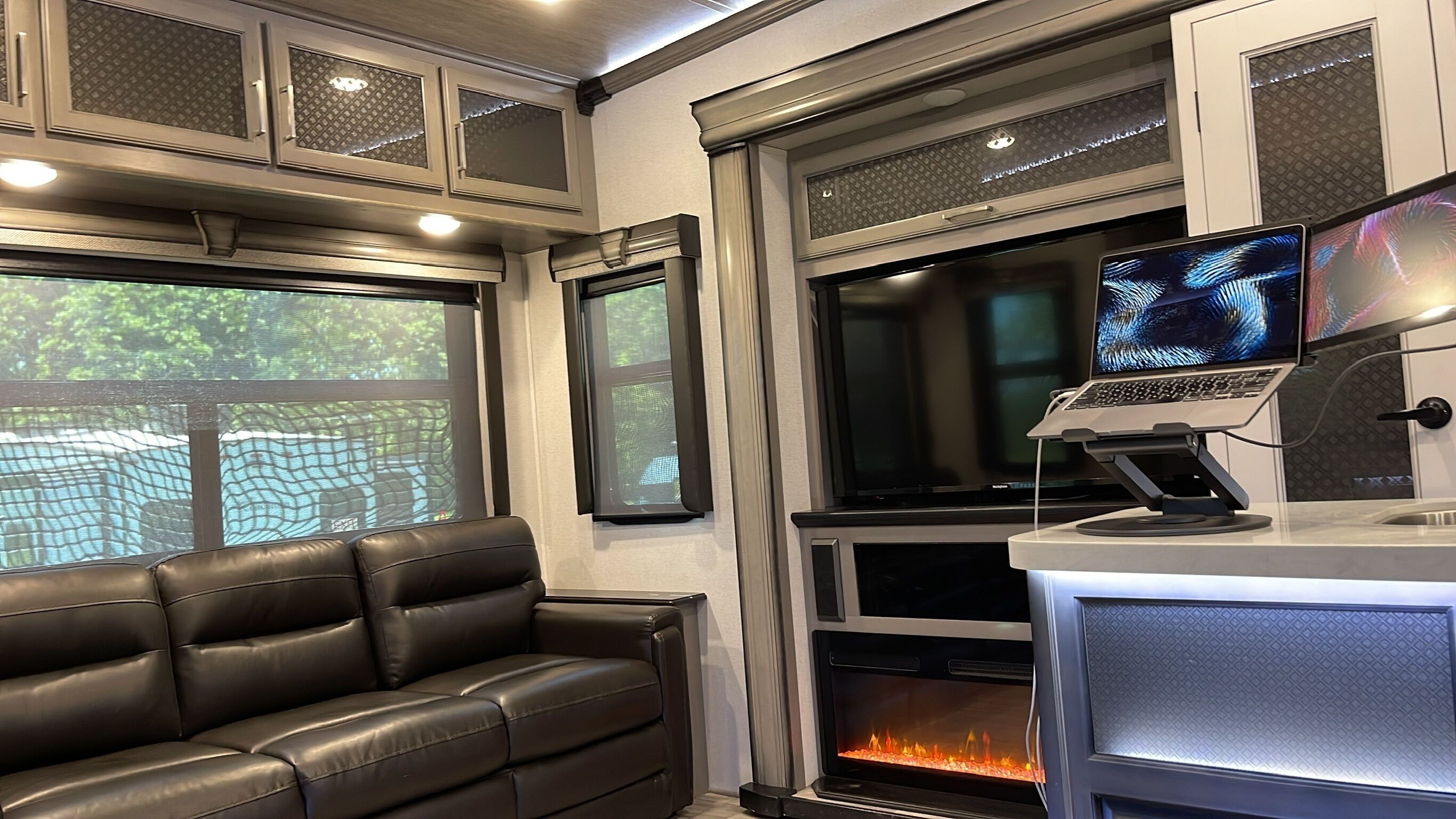 Enjoy Cozy Fireplace in Spacious & Luxury RV @ KHP
