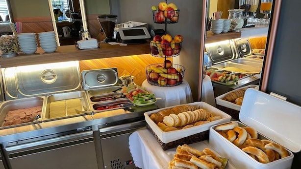 Ein reichhaltiges Buffet mit verschiedenen Speisen und Besteck.