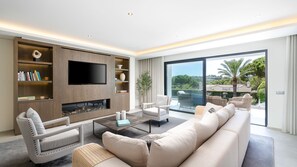 TV, fireplace - Villa Sole in Quinta do Lago by LovelyStay (Almansil)