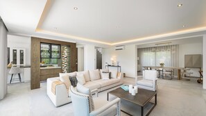 TV, fireplace - Villa Sole in Quinta do Lago by LovelyStay (Almansil)