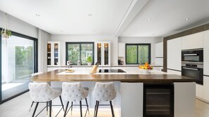 Een koelkast, een magnetron, een oven, een kookplaat