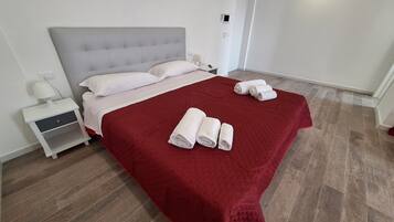Zimmer, 1 Schlafzimmer, Balkon, Stadtblick | 1 Schlafzimmer