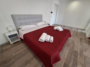 Zimmer, 1 Schlafzimmer, Balkon, Stadtblick | 1 Schlafzimmer