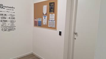 Camera, 1 camera da letto, balcone, vista città | Interni