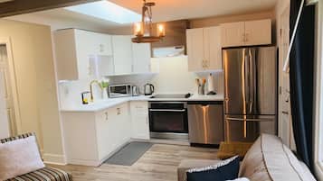 Køleskab, mikrobølgeovn, ovn, kogeplade