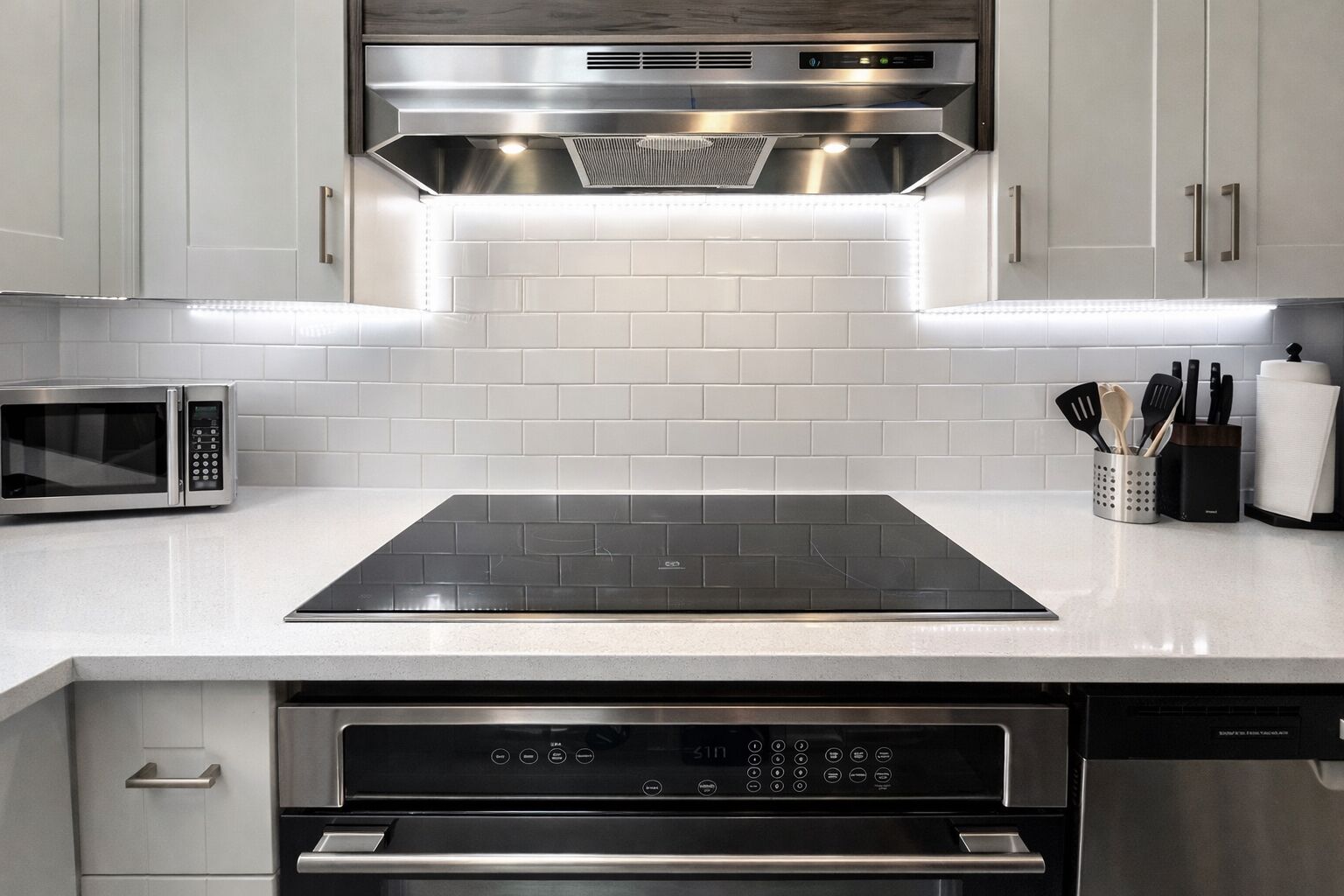 Frigorifero, microonde, forno, piano cottura