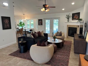 Una Smart TV, una chimenea, un reproductor estéreo, una impresora