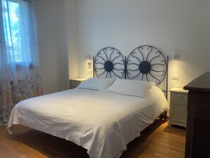 3 bedrooms, desk, iron/ironing board, travel cot