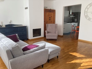 Fireplace, books - Bel Respiro, an enchanting getaway in the heart of Monteleone hillside (Roncofreddo)