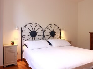 3 bedrooms, desk, iron/ironing board, travel cot