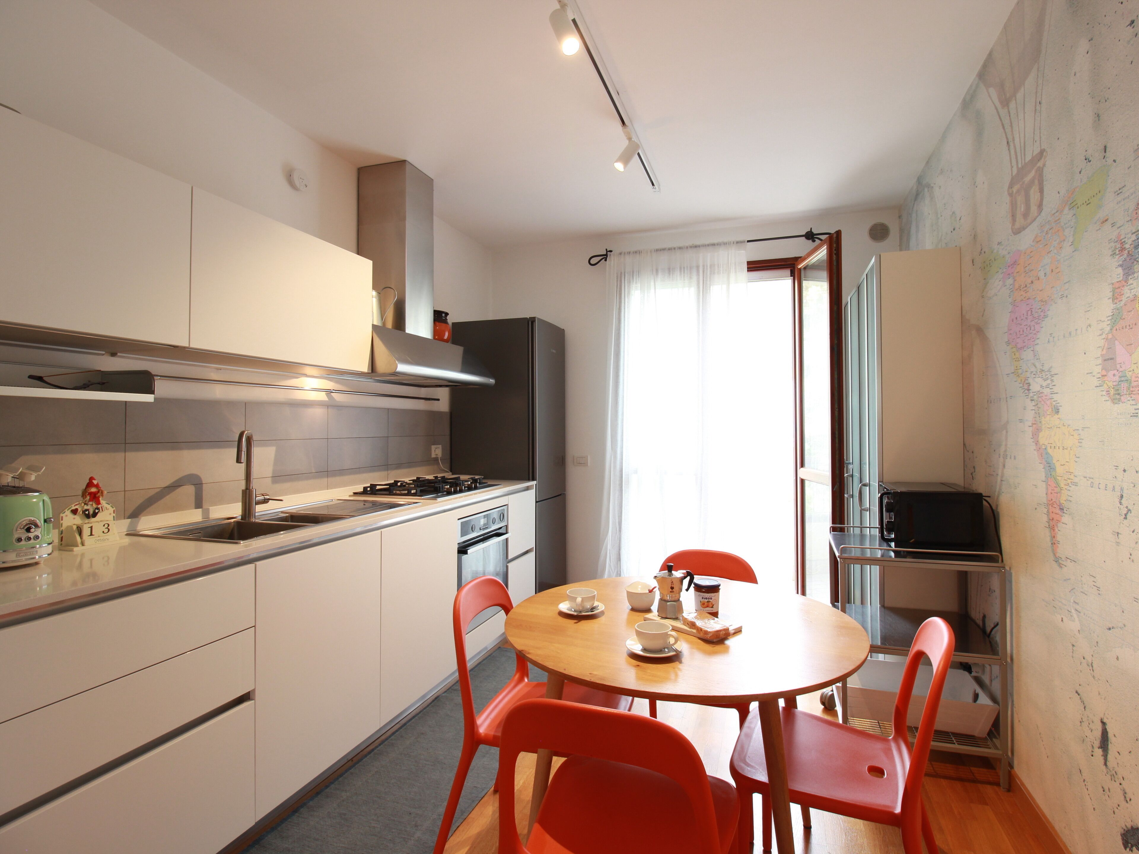 Geladeira, micro-ondas, fogão, cooktop