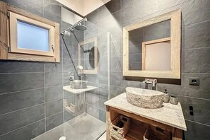 Dusche, Whirlpool, Haartrockner, HandtĂŒcher