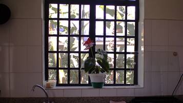 Kühlschrank, Ofen, Toaster, Kochgeschirr/Geschirr/Besteck