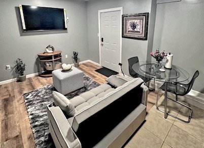 Cozy 1-bedroom apartment in enjoyable Newark with WiFi,