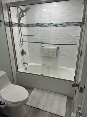 Secadora de cabello, bidet, toallas, jabón 