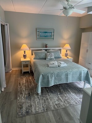 1 bedroom, iron/ironing board, WiFi, bed sheets - Pickleball/Tennis, Pool, Cozy Villa, Fast WIFI, 5 Minute Walk to the Beach (Hilton Head Island)