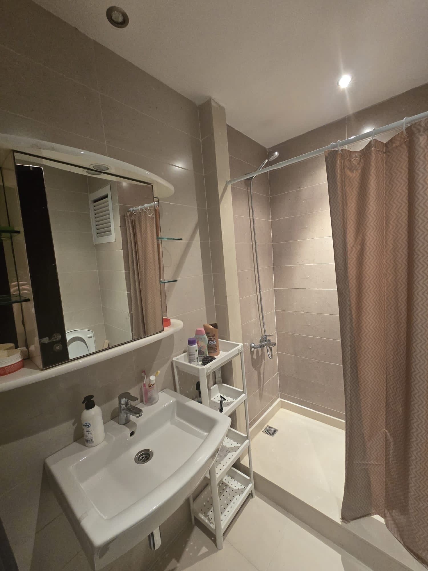 Căn hộ, quang cảnh hồ bơi, cạnh núi | Phòng tắm | Buồng tắm vòi sen, khăn tắm, xà phòng, dầu gội 
