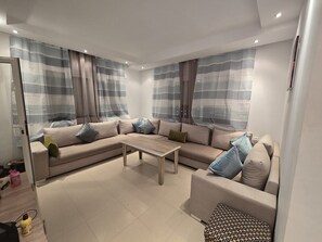 Apartamento, vista para a piscina, ao lado da montanha | Área de estar