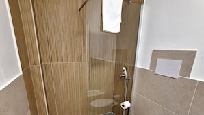 A modern bathroom with a shower enclosure, toilet, bidet, and sink. - Room-triple Double Room (Terrasini)