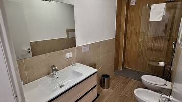 Zimmer, 1 Schlafzimmer, Balkon, Stadtblick | Badezimmer