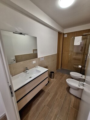 Quarto, 1 quarto, sacada, vista para a cidade | Banheiro