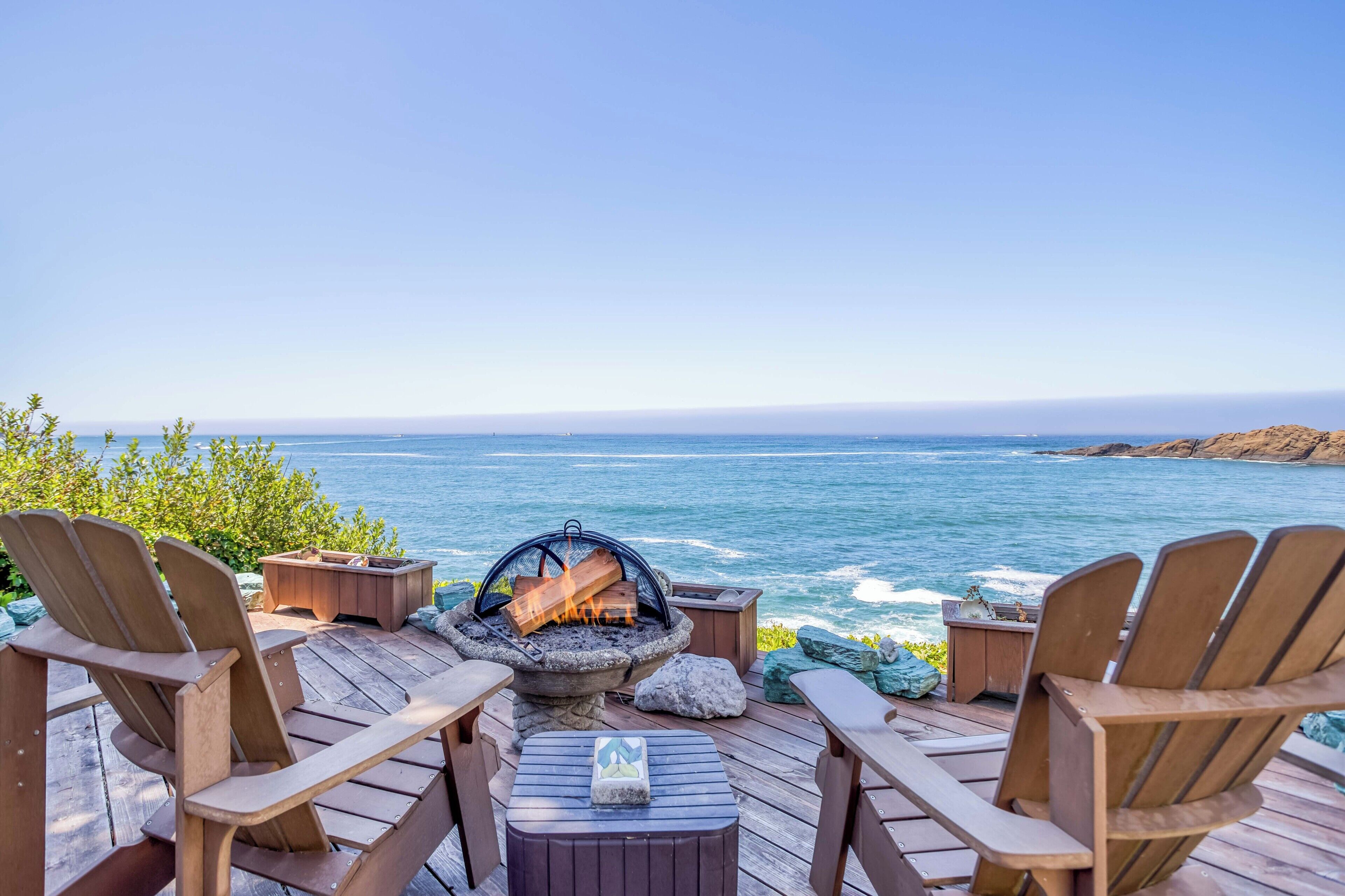 Romantic Oceanfront Studio in Depoe Bay, Outstanding Views, Deck, Fire Pit!