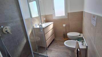 Zimmer, 1 Schlafzimmer, Balkon, Stadtblick | Badezimmer