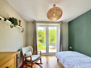 2 bedrooms, free WiFi, bed sheets - Explore the City of Bristol while staying at TreeTops Apartment. (Bristol)