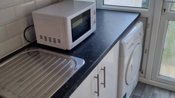 House | Private kitchen | Fridge, microwave, oven, stovetop