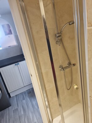 Maison | Salle de bain | Douche, sèche-cheveux, serviettes fournies