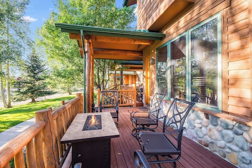 Lots of Light - Prvt Garage - On Ski Bus Line - Comm Hot Tub