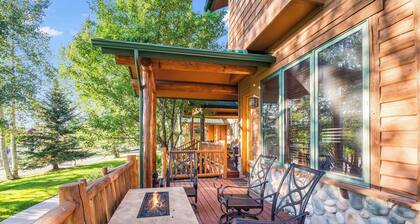 Lots of Light -Great Deck with Lounge Furniture & Firepit - Private Garage bring Bikes