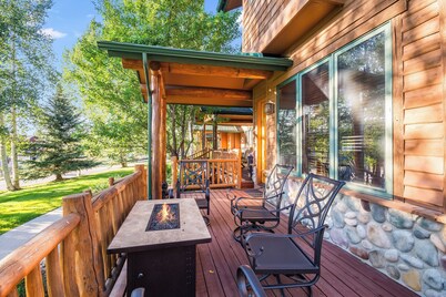 Lots of Light - Prvt Garage - On Ski Bus Line - Comm Hot Tub