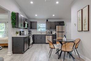 Frigorífico, microondas, horno y placa de cocina