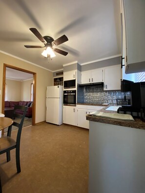 Frigorífico, microondas, horno y placa de cocina