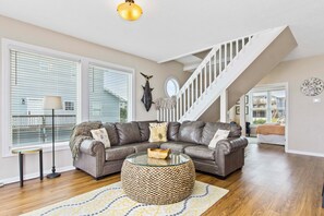 Smart TV - Sun Life West - Oceanfront-Secluded-beautiful! Pool and hot tub. (Emerald Isle)