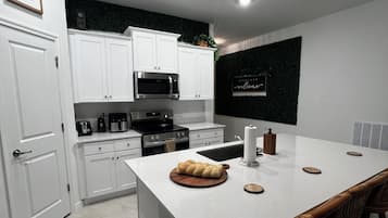 Micro-ondes, four, plaque de cuisson, lave-vaisselle