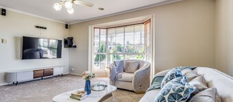 StayAU Tranquil 4BR Lakeside Retreat in Seabrook