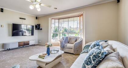 StayAU Tranquil 4BR Lakeside Retreat in Seabrook