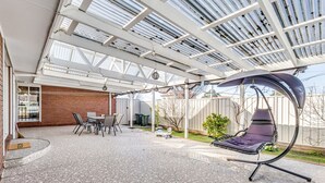 Outdoor dining - StayAU Tranquil 4BR Lakeside Retreat in Seabrook (Seabrook)