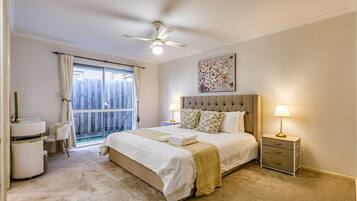 4 soveværelser, skrivebord, strygejern/strygebræt, weekendseng