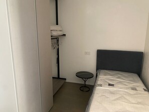 2 chambres, coffres-forts dans les chambres, bureau