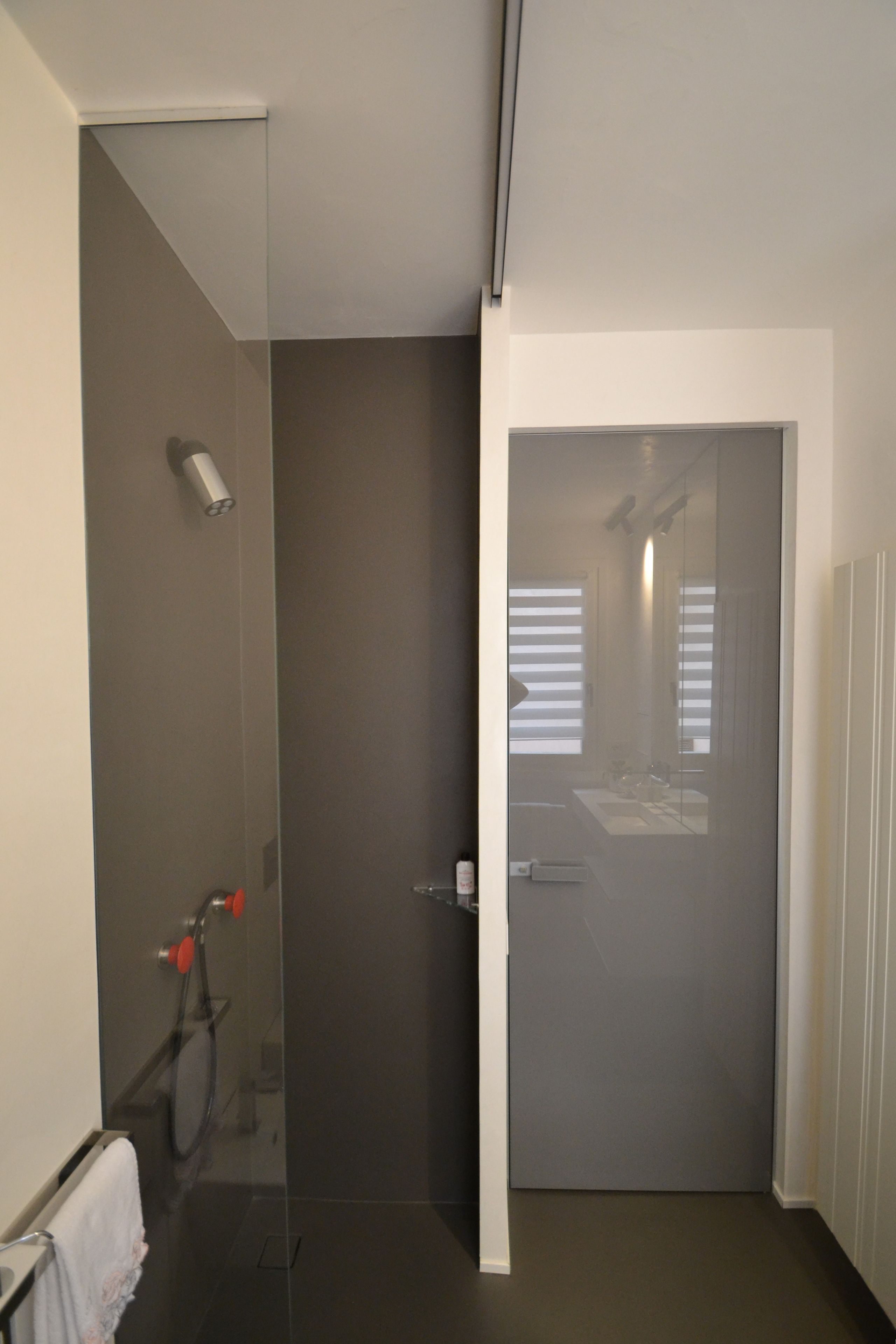 Une salle de bain moderne équipée d’une douche, de toilettes et d’un lavabo.