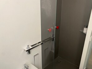 Suihku, ympäristöystävälliset hygieniatuotteet, hiustenkuivaaja, bidee