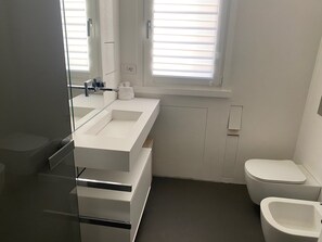 Douche, articles de toilette écologiques, sèche-cheveux, bidet