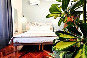 1 quarto, cofres nos quartos, ferros/tábuas de passar roupa