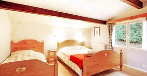 2 habitaciones, tabla de planchar con plancha y cuna de viaje 