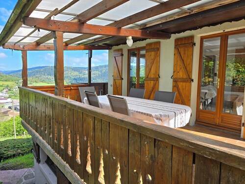 Le Chalet Sous les Sapins, superbe vue, calme avec piscine et sauna