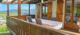 Le Chalet Sous les Sapins, Superbe Vue, Calme Avec Piscine et Sauna